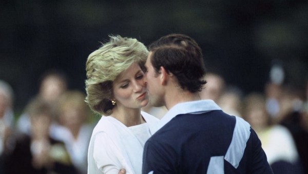 照见古今 戴安娜是女王认准的儿媳，为王室生俩儿子，为何后来成“眼中钉”