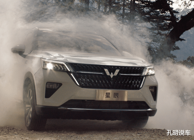 SUV|五菱首款SUV实车，挂英文车标，两块大屏，科技感不错