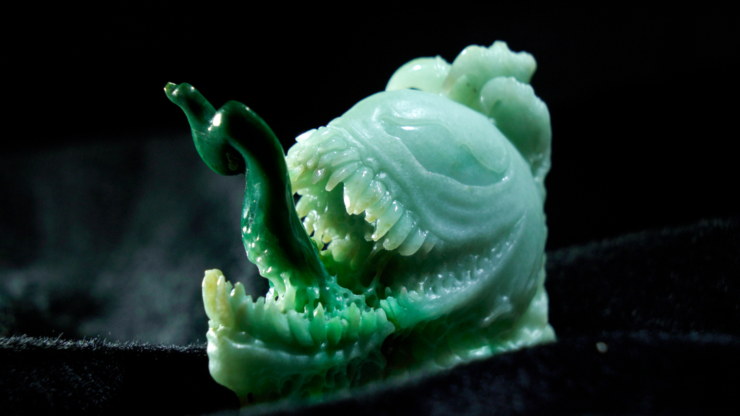 玉雕|【梦幻联动】只会传统题材？玉雕师从翡翠里取出了一只毒液的事…