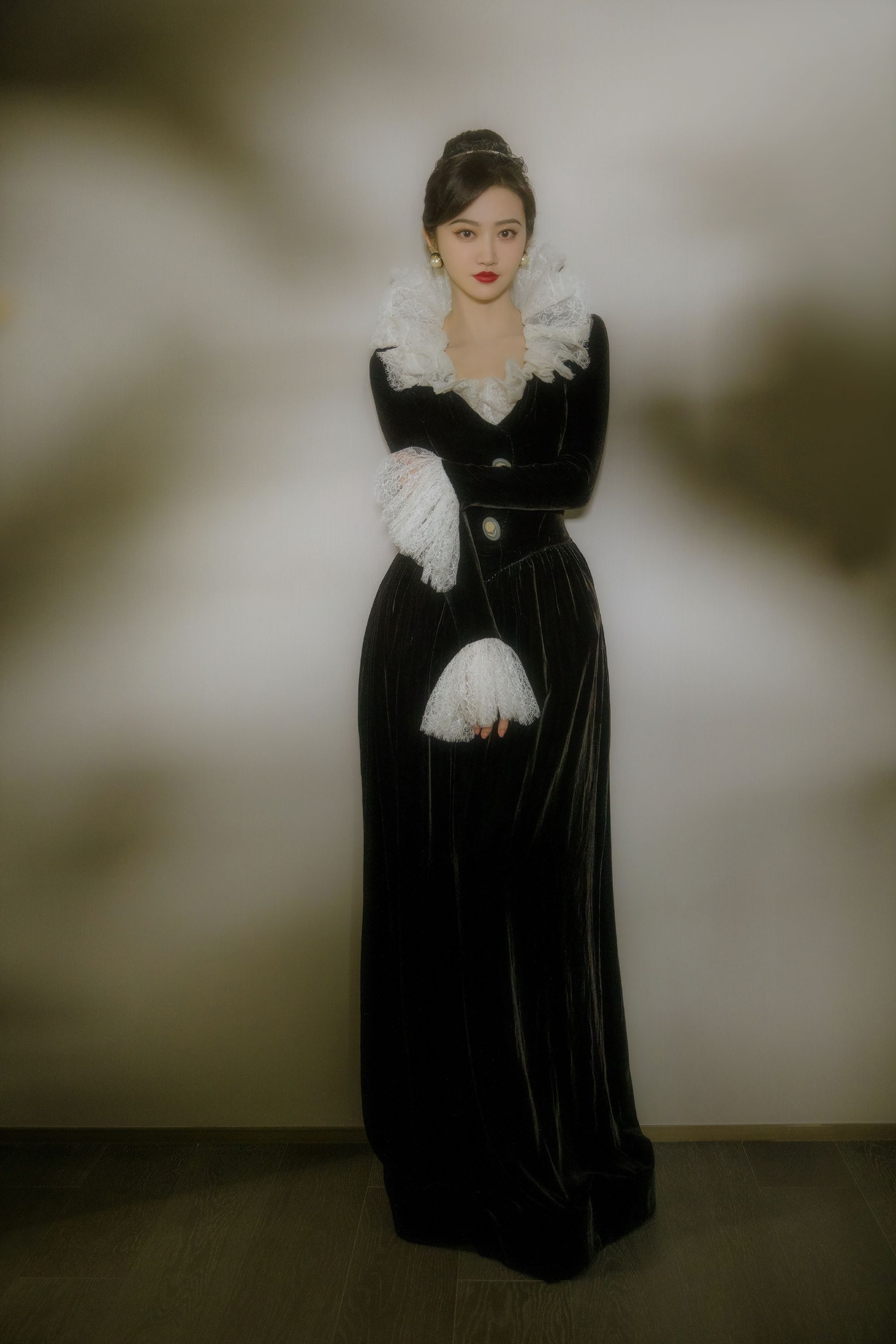 景甜|景甜不愧是人间富贵花，赫本造型似仙女下凡，红唇妆容尽显女人味