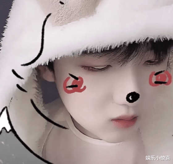 伪娘|“吃个桃桃”纯素颜照曝光，樱桃小嘴脸型圆润，不当女人可惜了