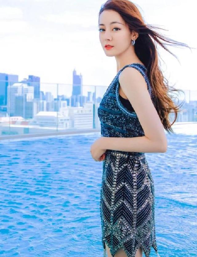 混搭时尚Anna|迪丽热巴泳池拍美照，穿1万水晶背心配8千钉珠裙，在国外美得高调