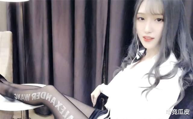 游戏cosplay|腐团儿字母腿都out了，“牛奶”袜穿手上绝了，小雪吖不服有新招