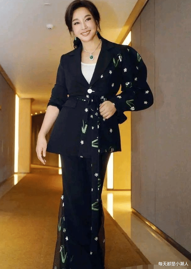 刘晓庆|50后刘晓庆真不服老，非要穿很挤的裙子，身材丰满令人羡慕