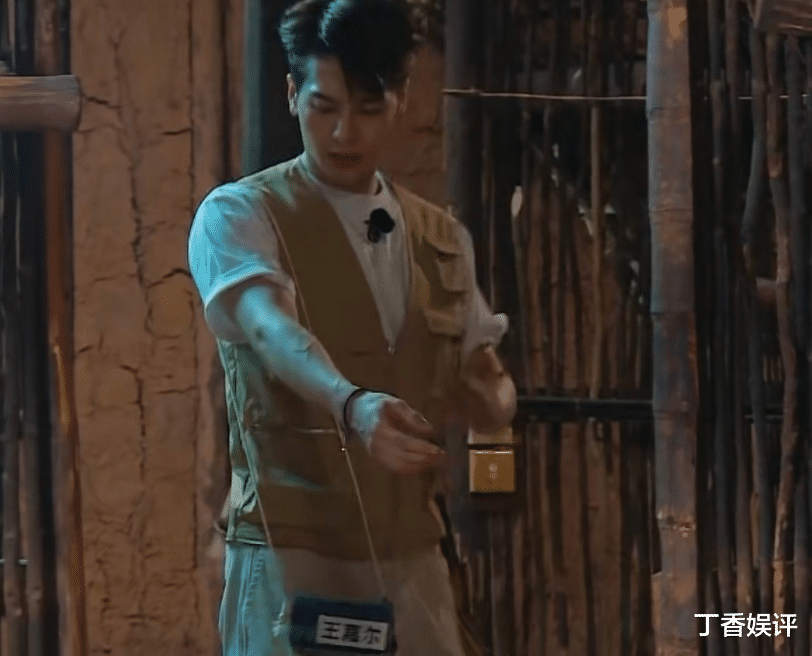 王嘉尔|宋雨琦穿的裙子太短，王嘉尔下意识的做法引关注，人品是装不出的