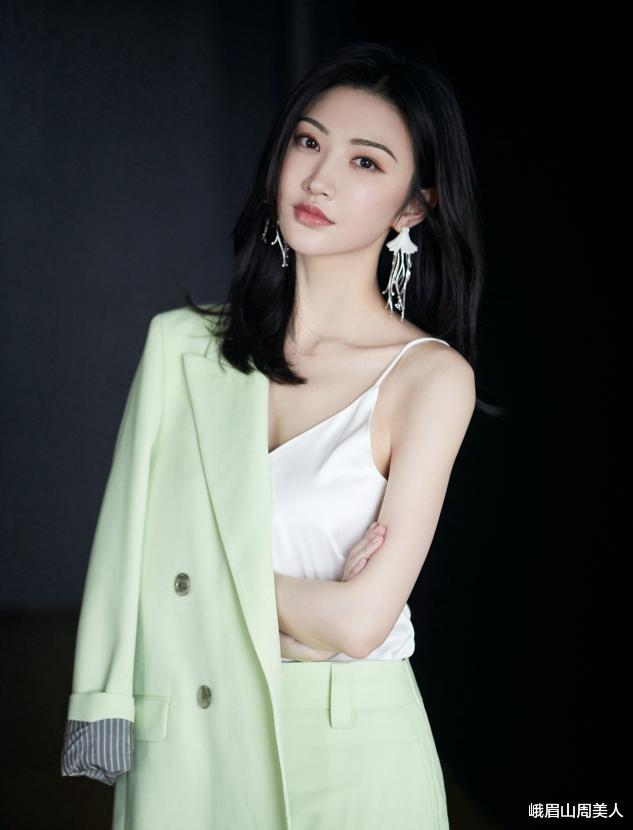 峨眉山周美人|景甜越来越放得开了，穿吊带方领裙亮相，倒三角身材让人羡慕
