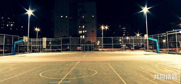 共同话题 李婆婆篮球场上被撞到，将当事人和校方告上法院，被驳回诉讼请求