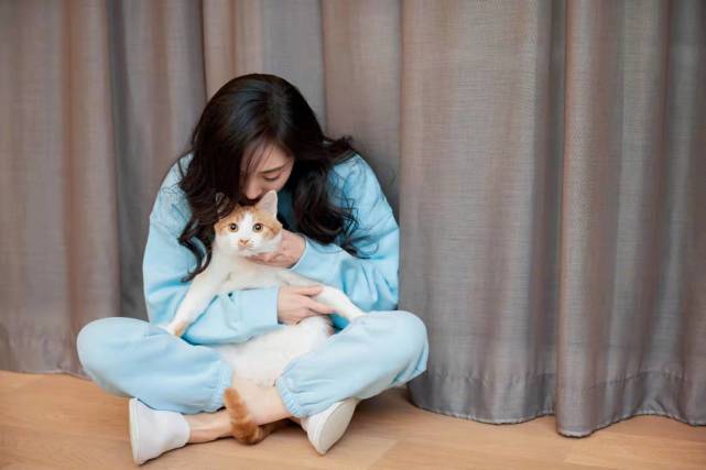 杨幂|杨幂最新美照曝光，天青色居家休闲装