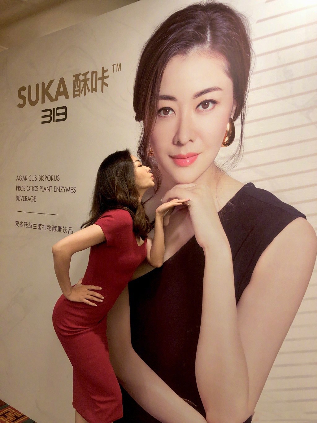 混搭时尚Anna|41岁熊黛林罕见“凹凸装”,178cm穿短裙尽显超模身材,气质真好