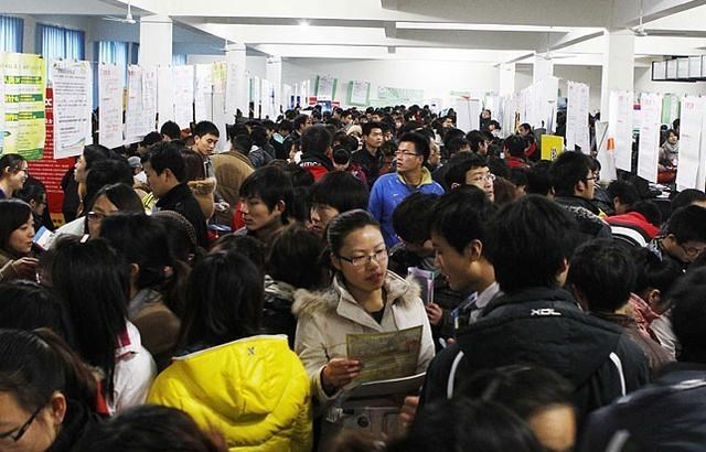 穿衣搭配|大学生找工作有多难？985硕士工资仅4000元，过年过节没脸回去