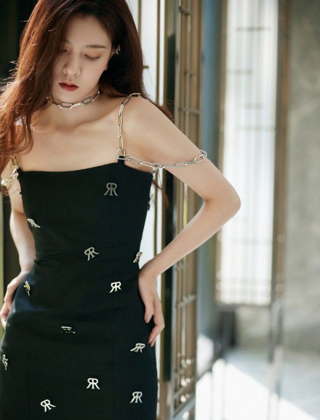 猫姐穿搭经|宋妍霏穿露腰装“A4腰”抢镜,配麻花辫俏皮灵动,不愧是女团出身