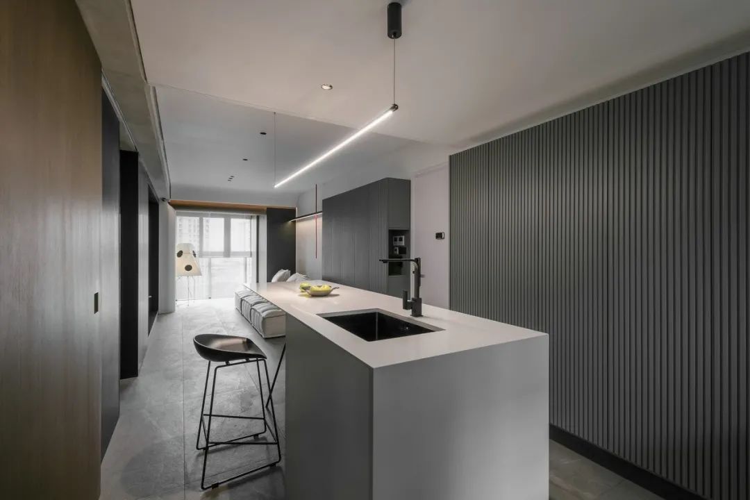 小花园+迂回动线，这个65m2黑白灰空间，越看越高级！