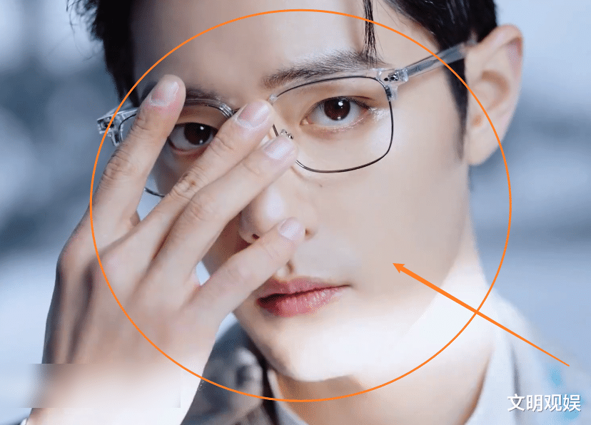 王一博|肖战怼脸广告片出炉，放大两倍细看脸型五官，颜值让人看了不敢信