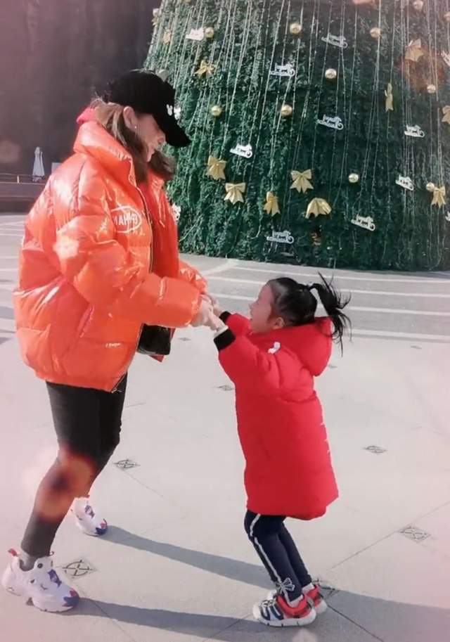 戴娇倩|戴娇倩与女儿跳舞,母女俩节奏一致大长腿吸睛,5岁安欣愈发好看