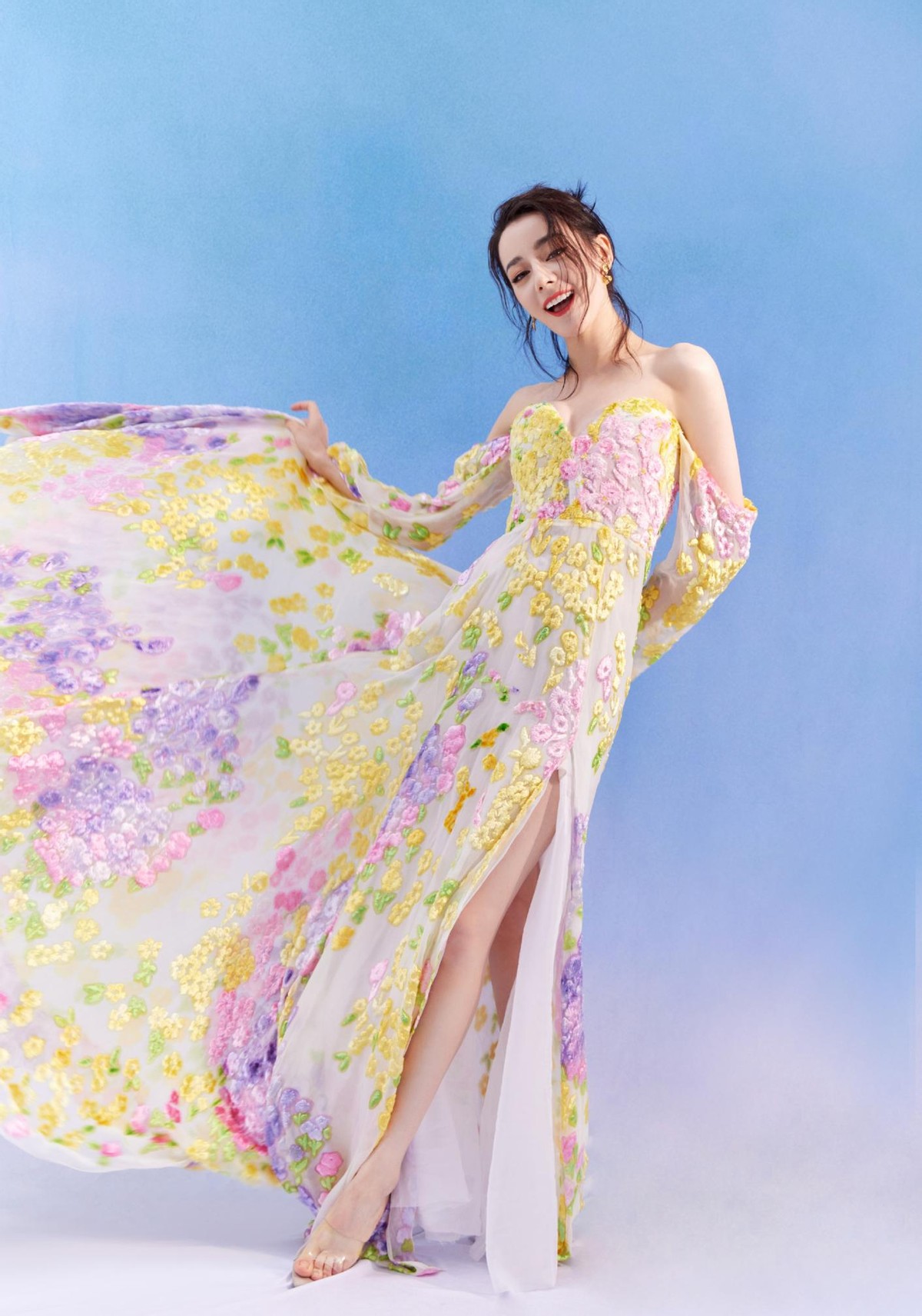 白小白的衣橱 迪丽热巴太美了吧，穿着“花仙子”造型的抹胸裙，气质也很优越