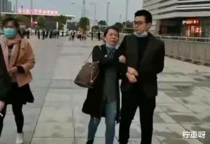 姚策 姚爸换了新发型，剪短发后发根苍白明显，对姚策可谓仁至义尽