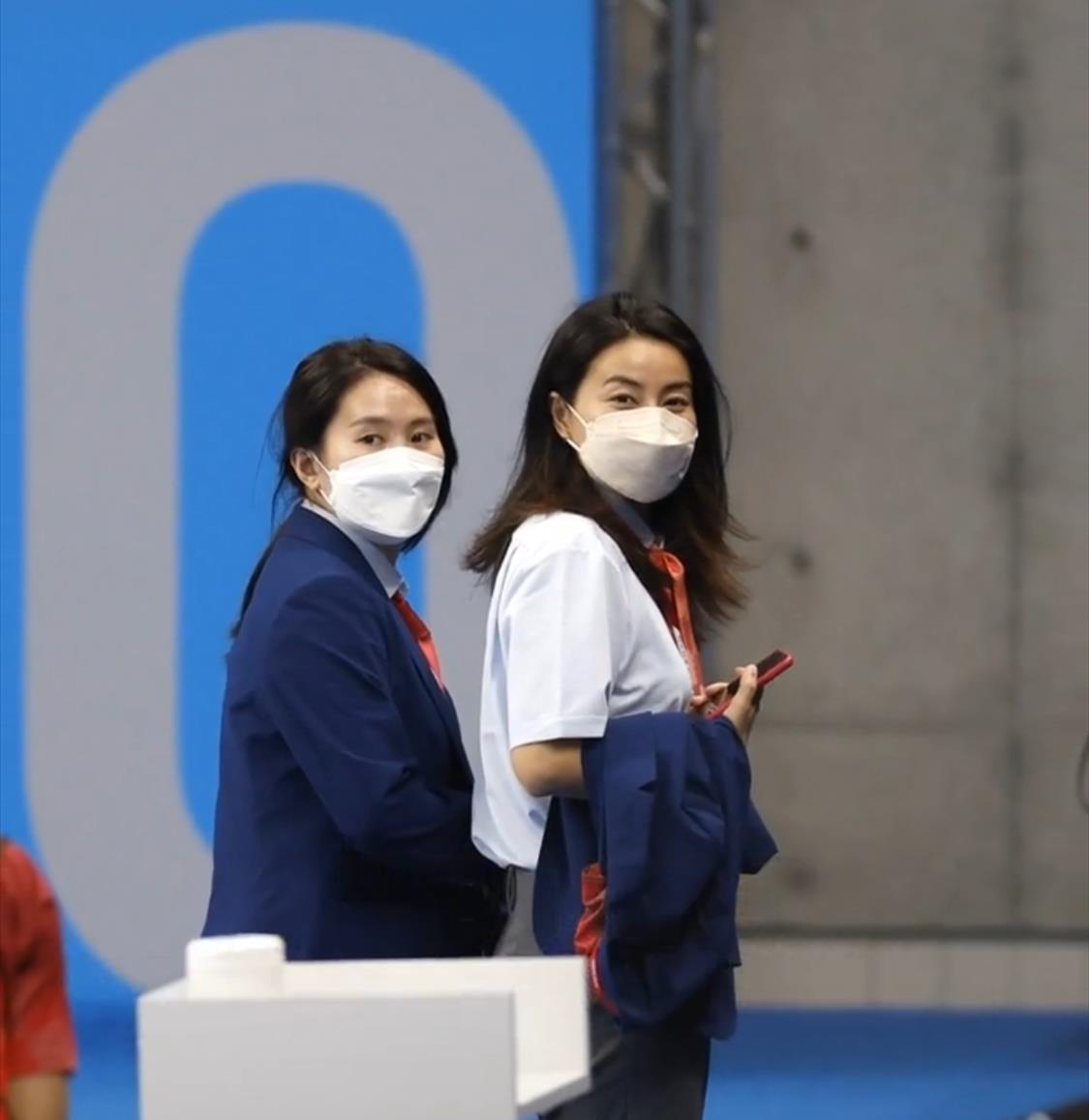 霍启刚|霍启刚留家带娃太任性！女儿发型凌乱不带护具，7岁儿子好帅气