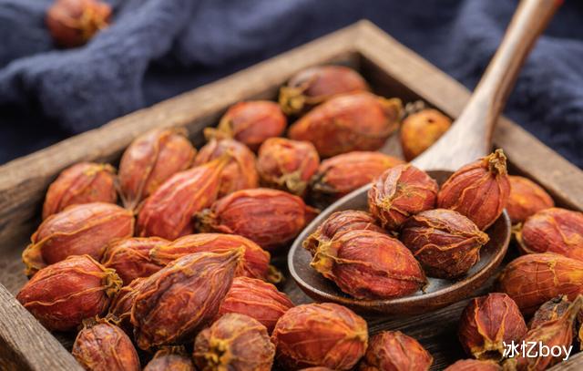 尿酸|47岁男子滴酒不沾,痛风反复,提醒:常喝2种水,或会使尿酸快速升高