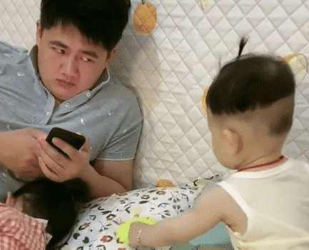 姐姐|奶爸“重女轻男”走红，实力演绎儿子和女儿的区别，眼神太犀利！