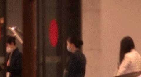 郑爽|郑爽深夜独自返回豪宅，两名物业人员夹道欢迎，邻居排挤不攻自破