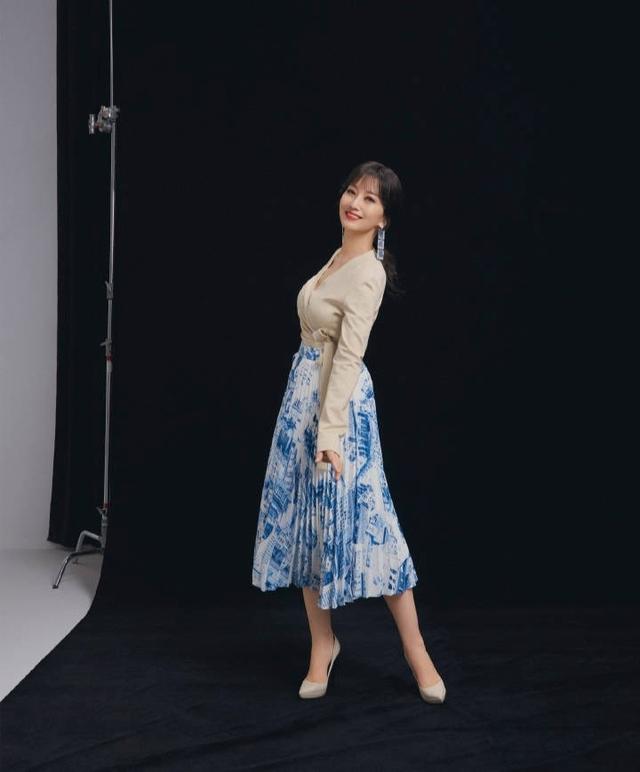 赵雅芝|被赵雅芝的空气八字刘海惊艳到了，时尚感不输年轻人，太显年轻了