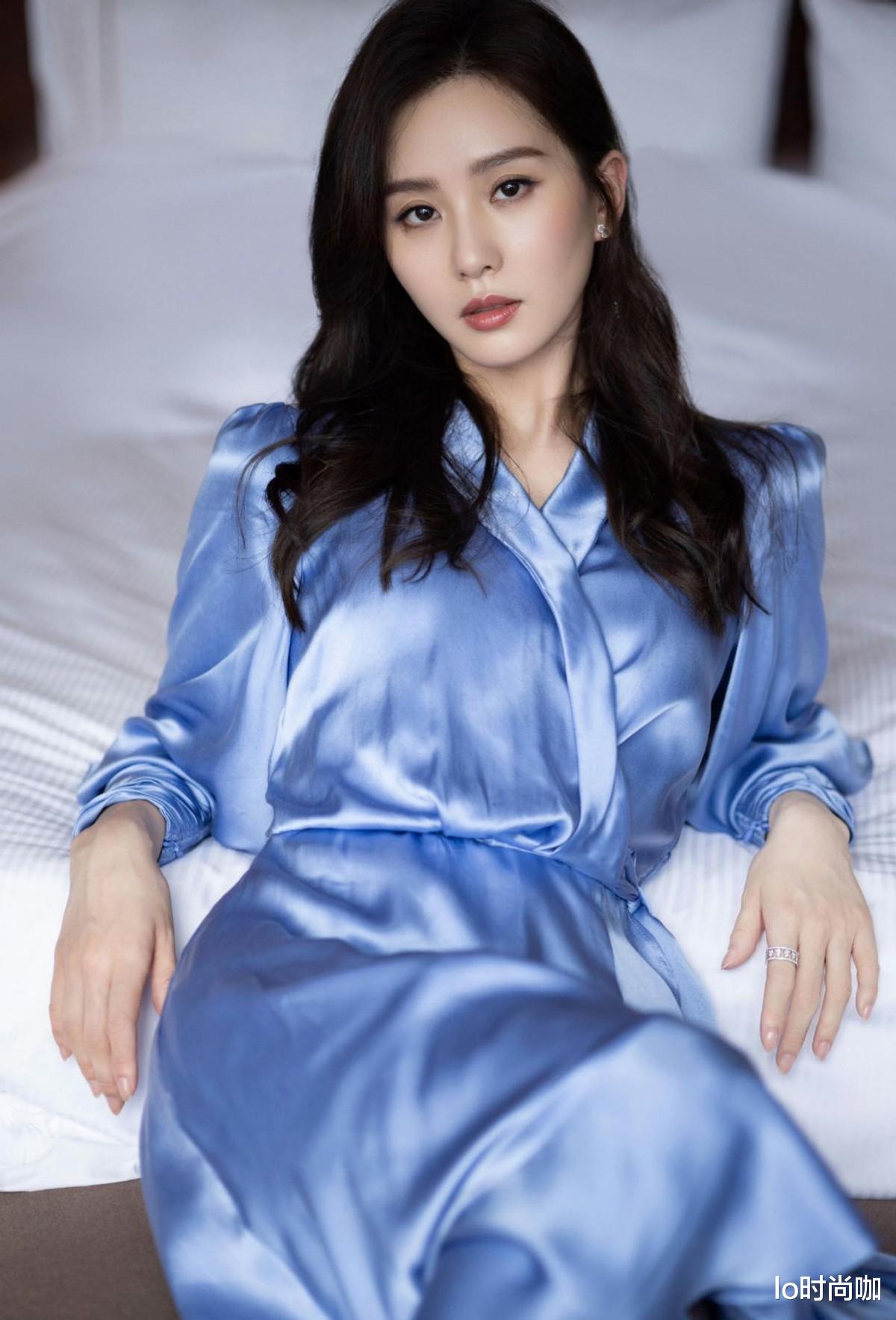 李小萌|有一种优雅叫“刘诗诗”，穿缎面长裙简约却有气质，名媛范十足