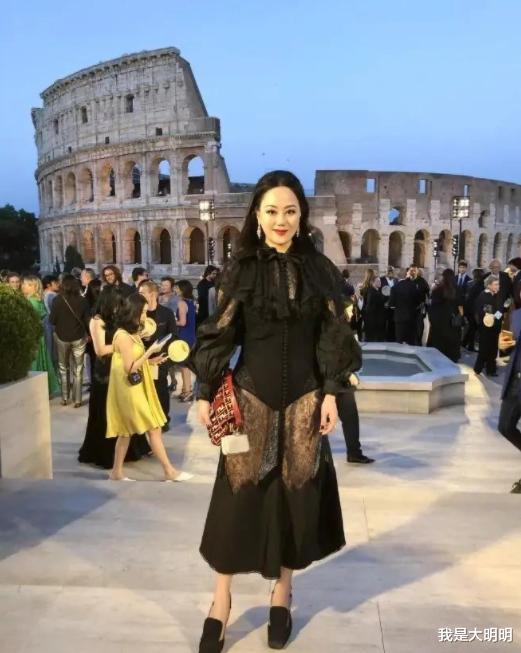 章小蕙|章小蕙早期国外照片被翻出，蕾丝裙大秀丰满身材，引网友争议