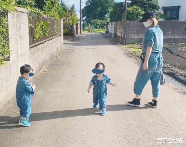苍井空|苍井空晒2岁双胞胎儿子，评论区却一片污言秽语，当母亲都不给？