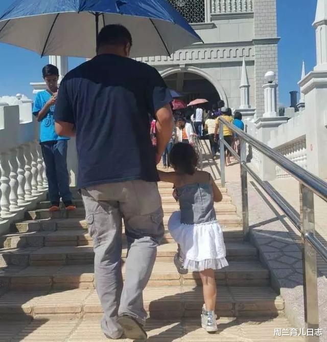 周兰育儿日志|爸爸喝醉躺在路边呼呼大睡，孩子蹲在一旁守候，小朋友：我太难了