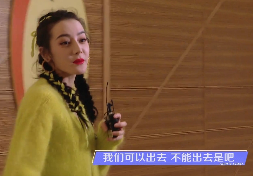 迪丽热巴|都关注和热巴掰手腕的女保镖，谁注意角落的男保镖？这才是初恋男神