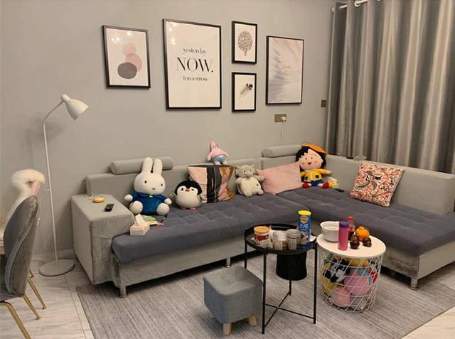 闺蜜简约风的新房入住，背景墙价格低却很漂亮，客厅搭配很上档次