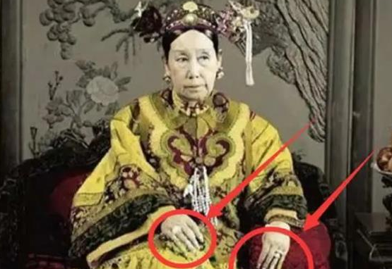 后宫史|为什么清朝妃子都戴长指甲套？除了方便皇上，还有一个很大作用