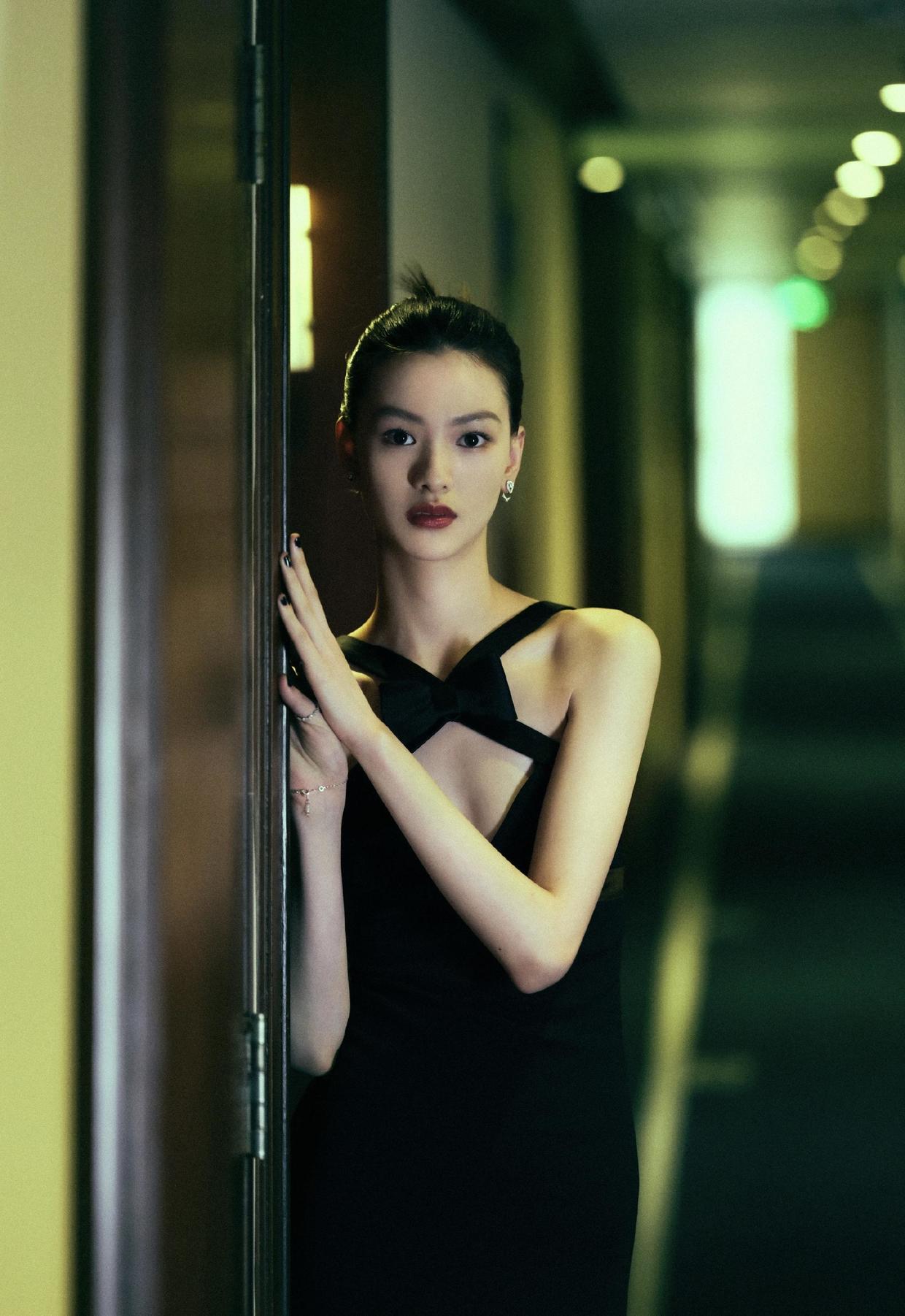 何有强|邱天22岁就这么美!穿黑色与玫红色拼接抹胸复古花苞裙,高级时髦