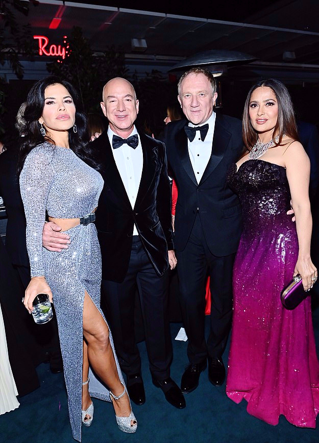 全球时尚风行 世界首富和未婚妻闪耀红毯！未婚妻穿露腰亮片裙太美，身材太赞了