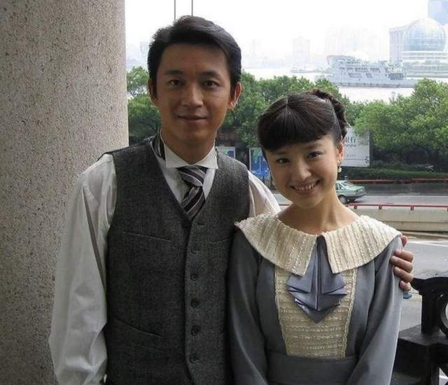 董洁|41岁董洁带娃现身机场,穿四万外套显阔气,12岁儿子眉眼似潘粤明