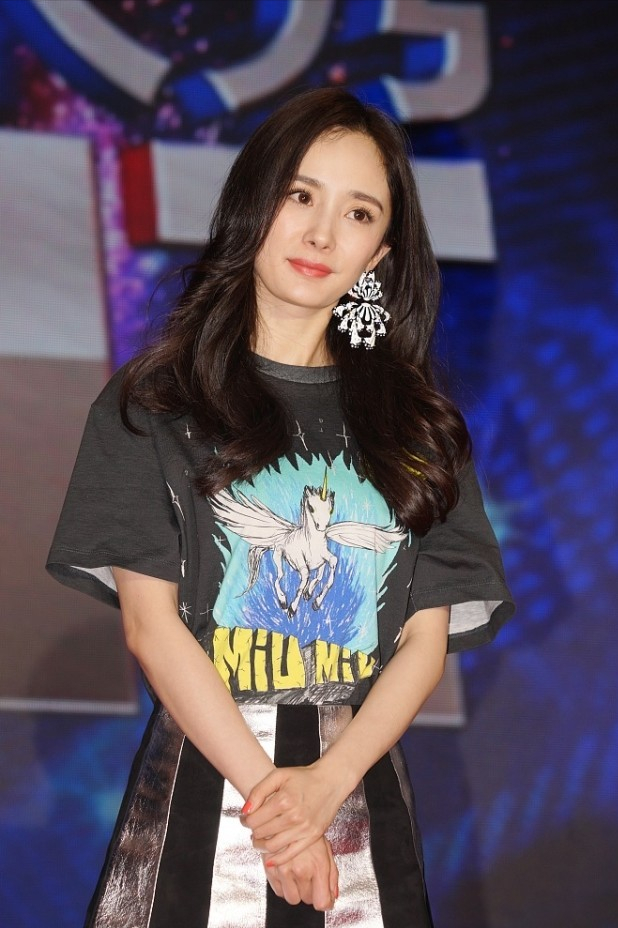 刘美华时尚|杨幂不愧是时尚达人,“A字短裙”演绎清纯活力,女人也多看两眼