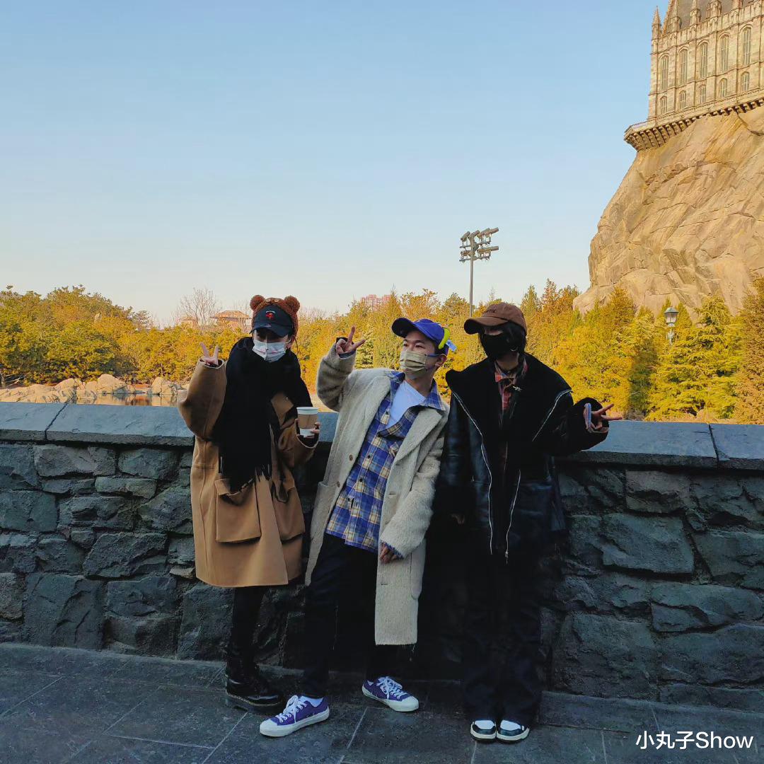 |杨幂、宋祖儿打卡环球影城，扎双麻花辫太嫩了，祖儿腿细得惊人