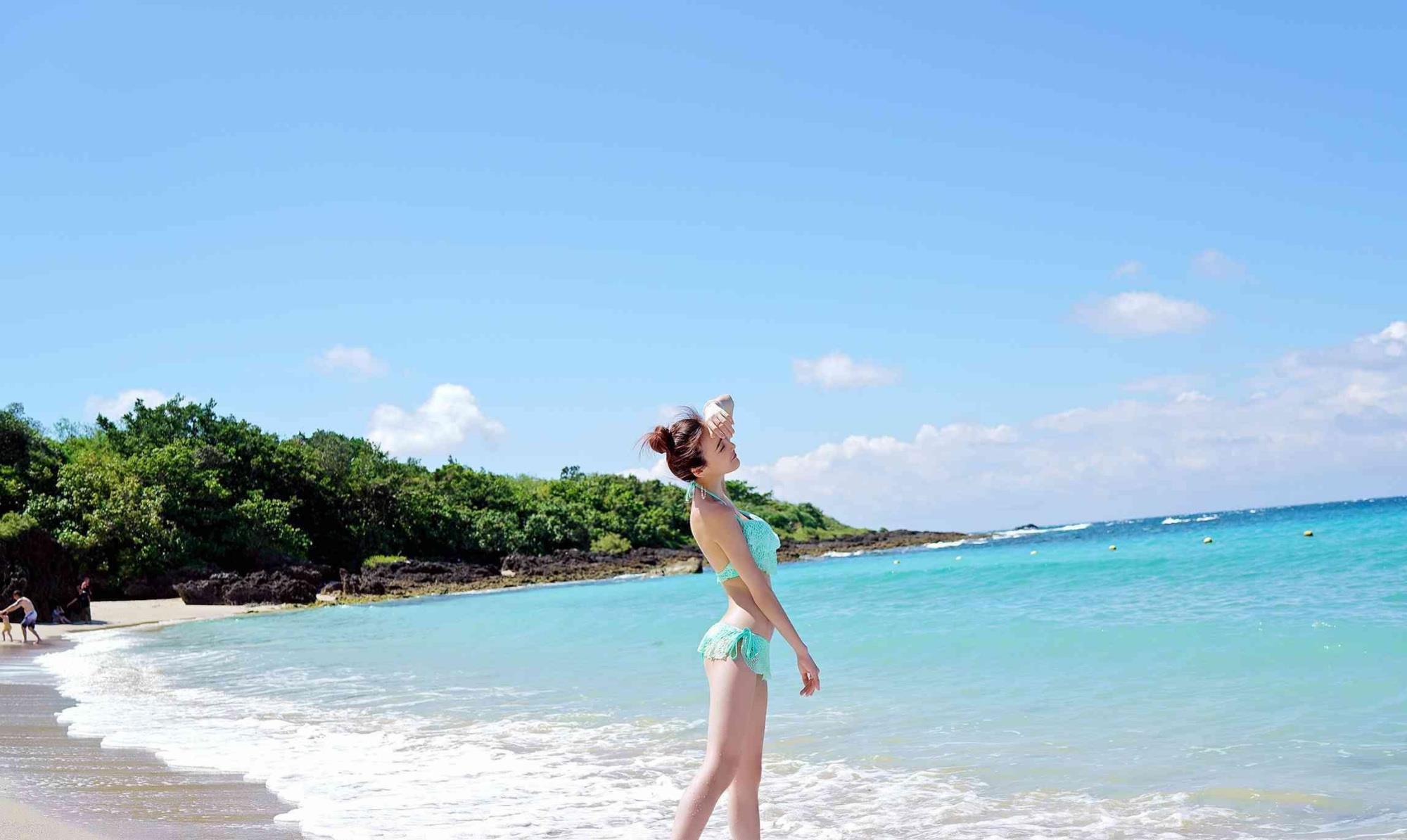 百里守刖|蓝色的比基尼看起来是不是很清新，很能彰显出女性的浪漫与优雅？