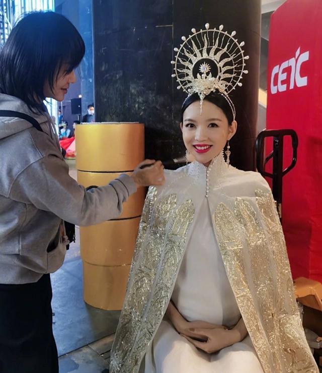 韩红|佟丽娅手镯31万，倪妮大衣3万，都比不过韩红暴瘦40斤