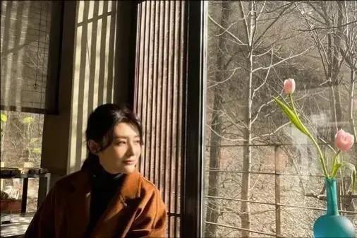 沈佳妮|朱亚文夫妇走机场！沈佳妮脸蛋仅有巴掌大，过时呢大衣搭出潮人感