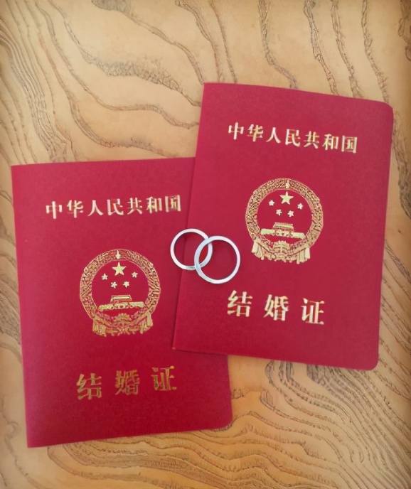 社会热点传播正能量 小伙10万元彩礼没到位，女孩父亲不让结婚，女孩因此把亲爹告上法庭