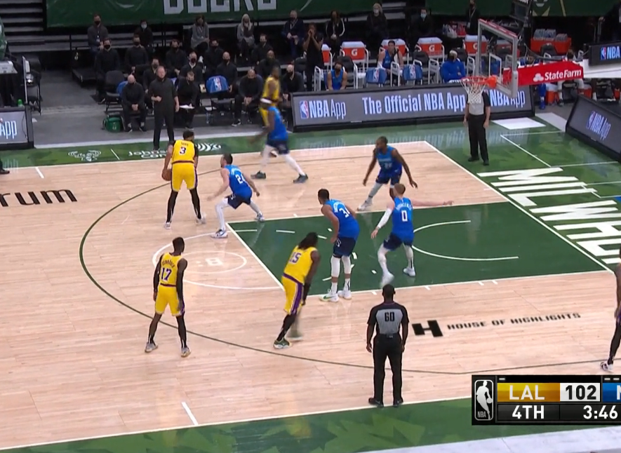 施罗德|施罗德空位要球，11秒内被詹姆斯浓眉拒绝3次，他的反应很真实