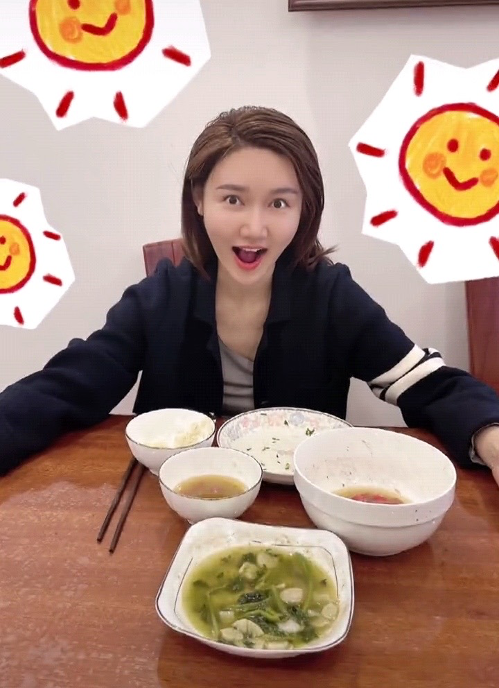 龙洋|央视主持龙洋私下生活曝光，样子与台上反差大，吃一桌素菜没荤腥