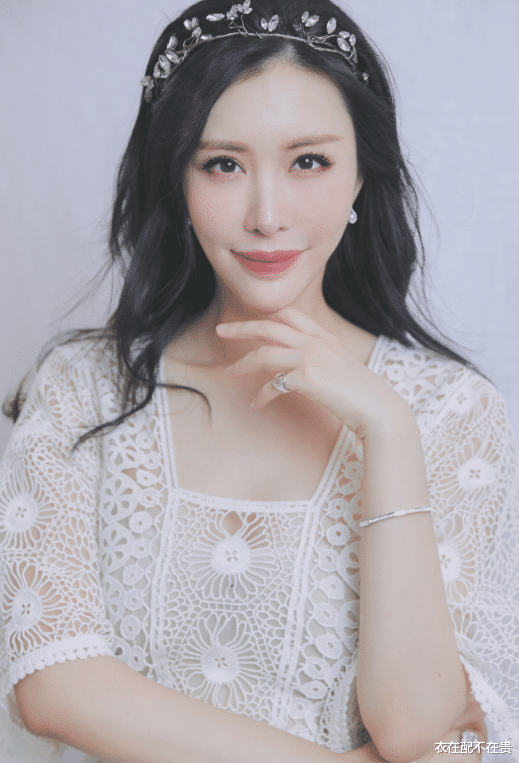 衣在配不在贵|王石妻子真放得开，穿“半透明”裙子都很优雅，气质不输顶流明星