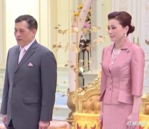诗妮娜|泰国帝后又闹矛盾，最新海报背对背赌气，36岁诗妮娜趁机复宠