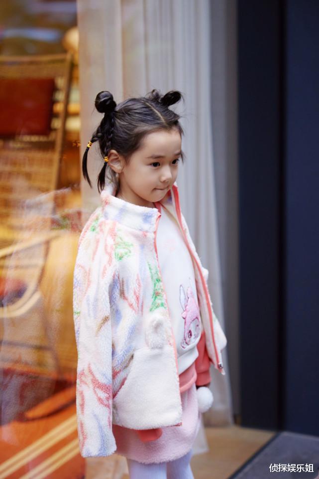 董璇|董璇晒女儿冬装搭配，5岁小酒窝扎双丸子头卖萌，跷二郎腿超有范