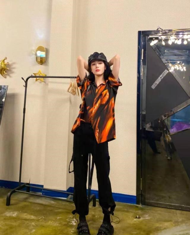 刘涛|迪丽热巴周末福利美图，花衬衫搭黑色工装裤：甜酷美少女