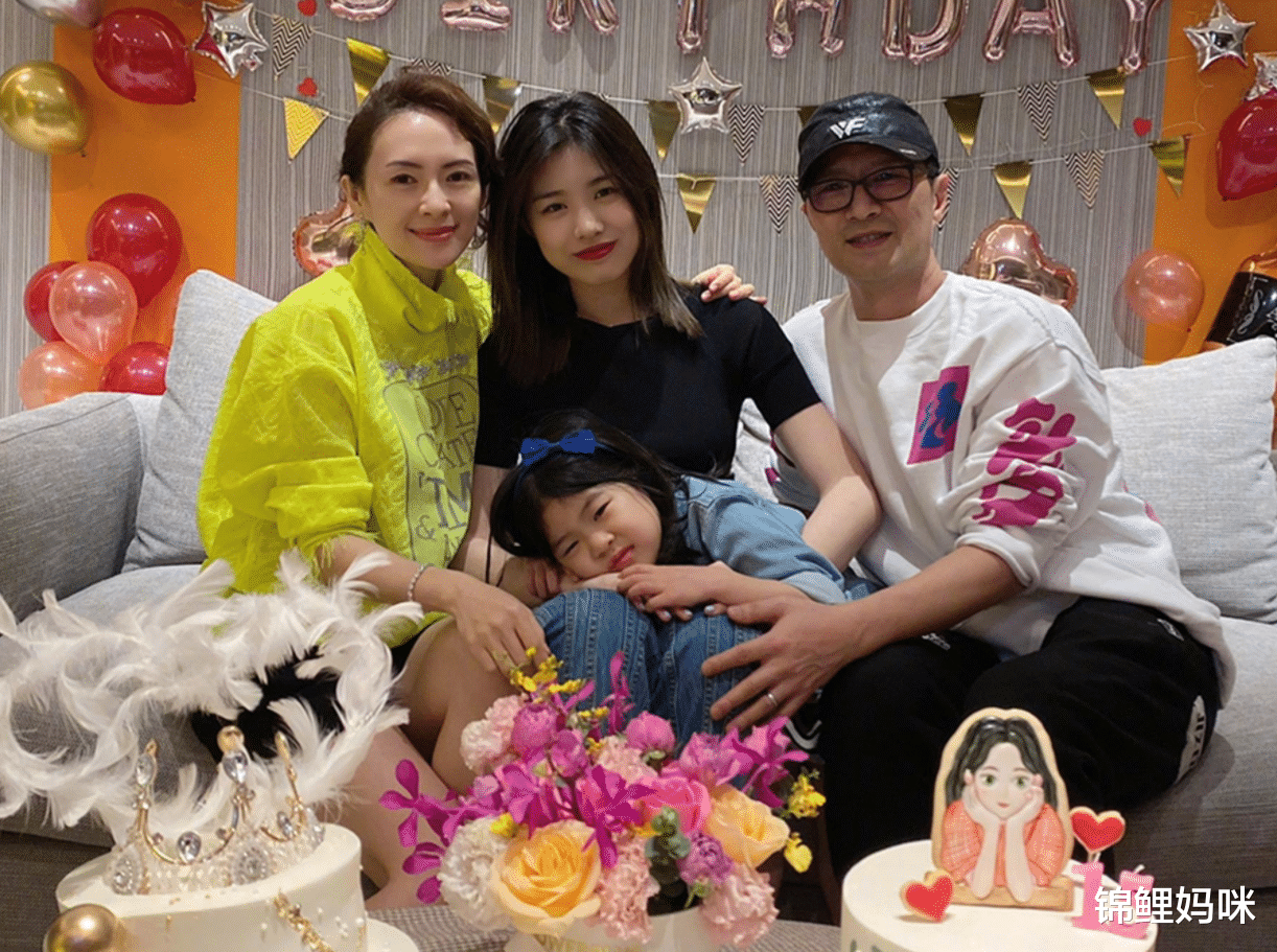 章子怡|继母难当？汪峰携俩女儿给章子怡庆生，弹琴时小苹果“全程黑脸”