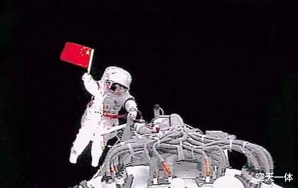 437次!人类进行了这么多次太空行走,航天员曾在舱外徒手抓卫星