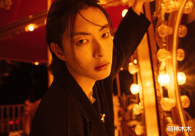 edg战队|EDG夺冠后续引争议,男粉裸奔游行扰民,明星带头做不良示范被批